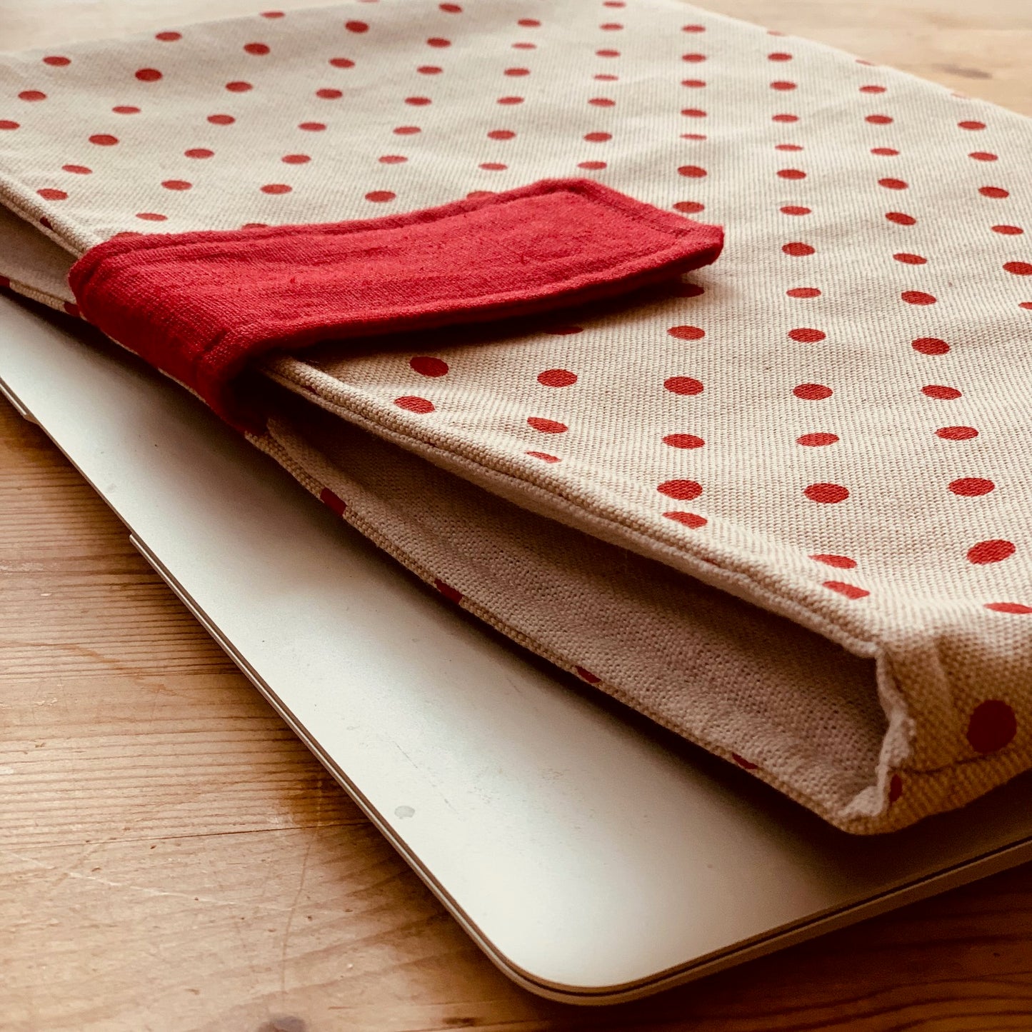 Handmade Laptop Sleeve with soft padding – Red POlka Dot, 100% Linen, Magnetic Closure