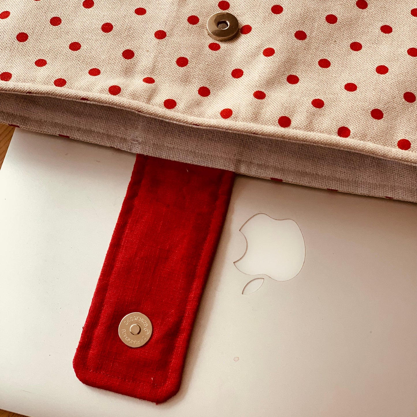 Handmade Laptop Sleeve with soft padding – 100% Linen, Magnetic Closure
